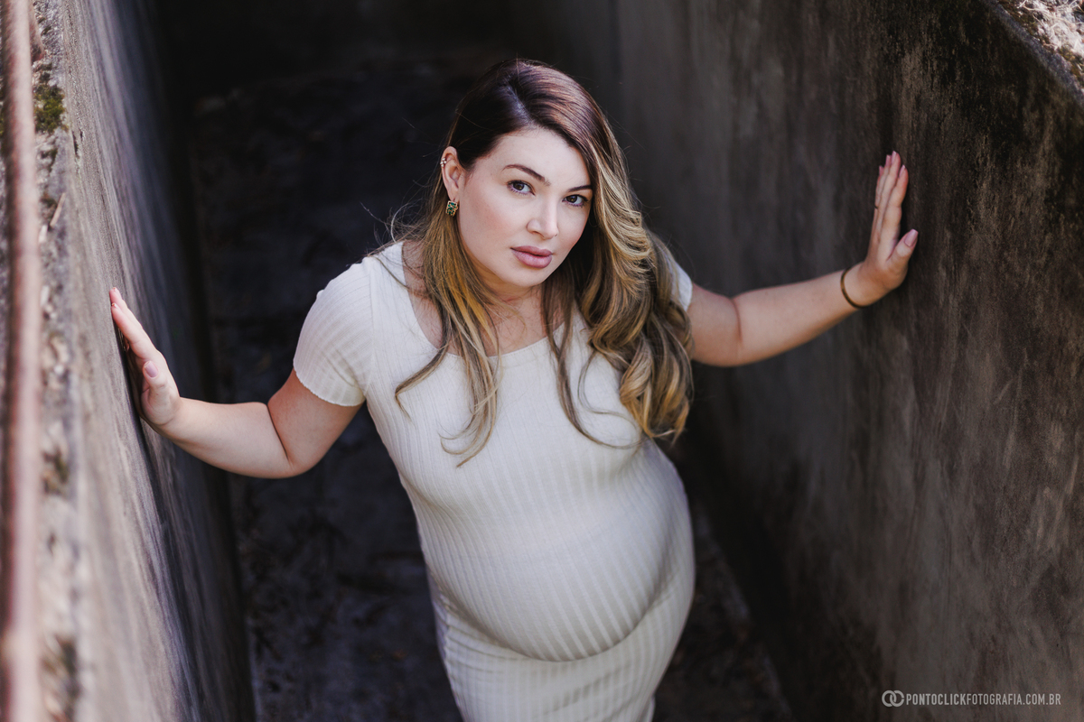 fotos de gestante com olhar marcante e composição intimista valorizando expressão, luz e emoção em ensaio lifestyle