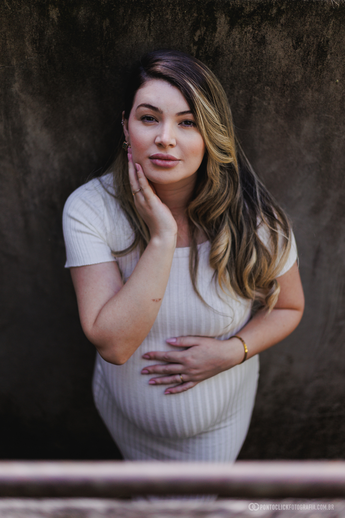 ensaio gestante natural com retrato da gestante valorizando expressão, delicadeza e conexão com a maternidade