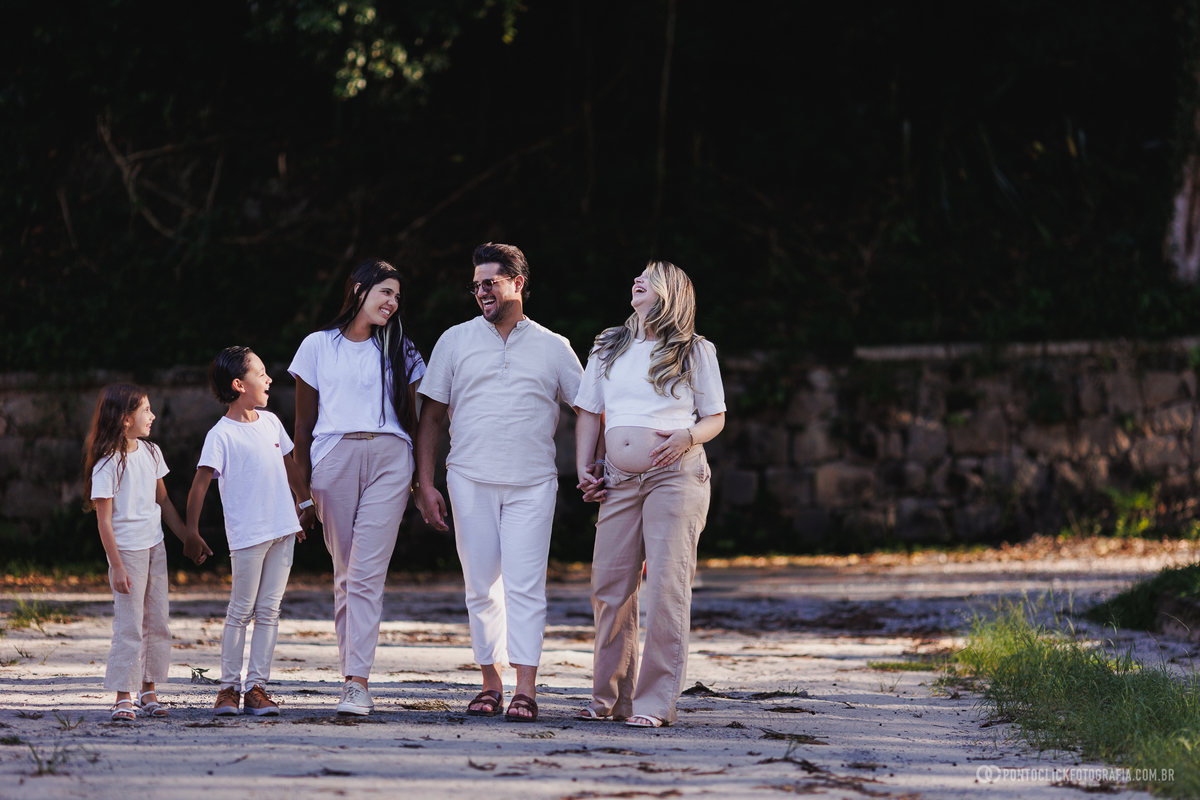 ensaio gestante em família caminhando ao ar livre em São Roque com luz natural e interação espontânea mostrando conexão, alegria e a espera do bebê John em momento leve e verdadeiro