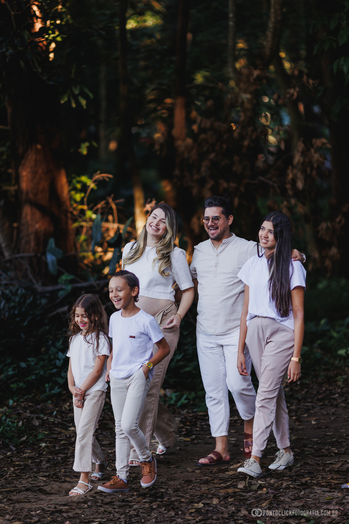 fotos de gestante em família em meio à natureza com caminhada leve e interação espontânea mostrando conexão, amor e a expectativa pela chegada do bebê John