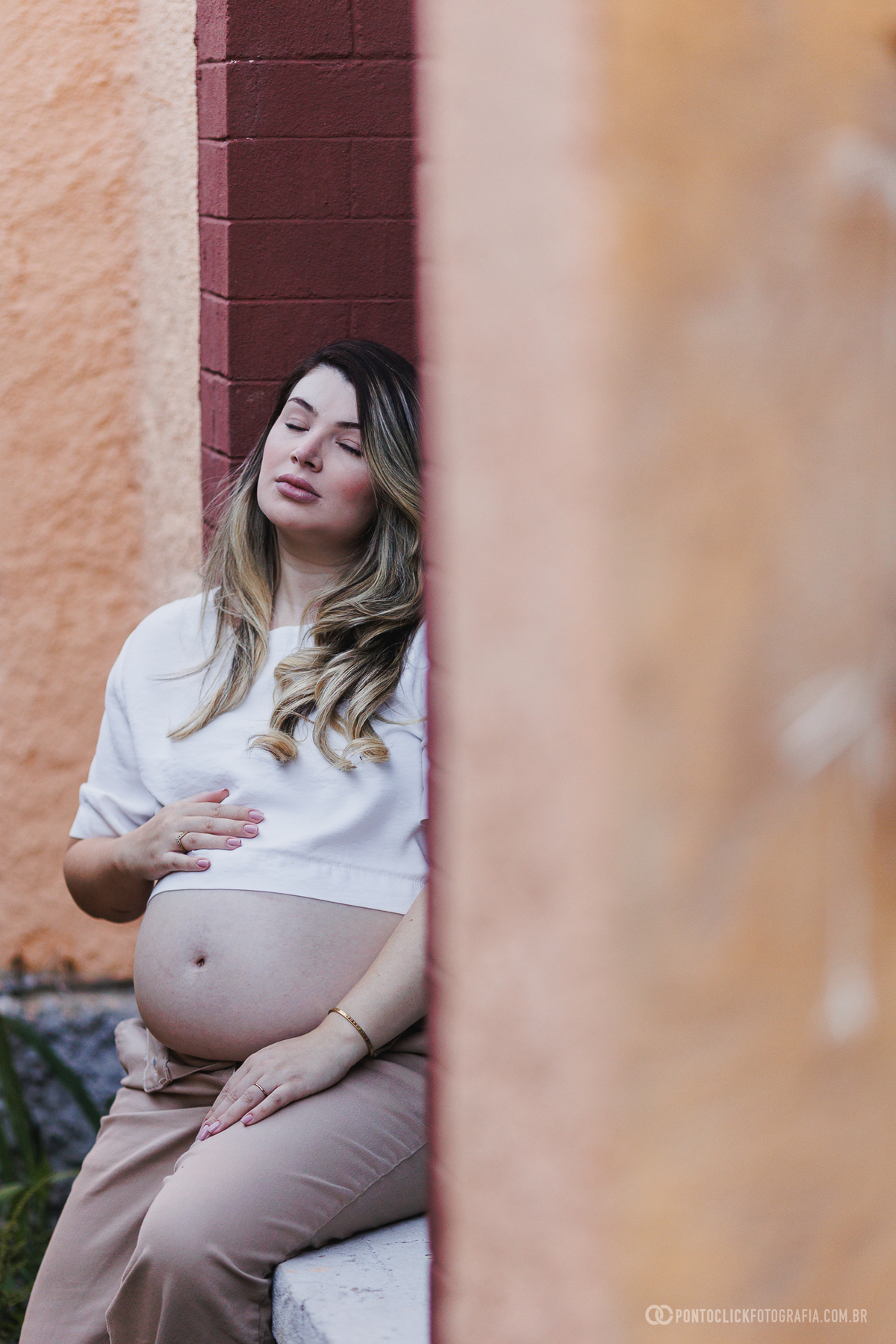 fotos de gestante com composição artística entre paredes destacando profundidade, cores e expressão da gestante em ensaio lifestyle elegante e intimista