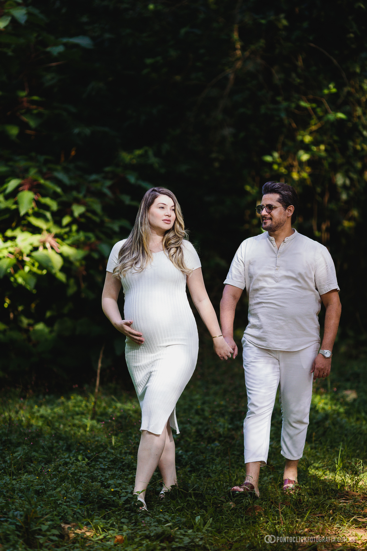 ensaio gestante lifestyle com luz suave e composição artística destacando a serenidade e emoção da gestante em meio à natureza