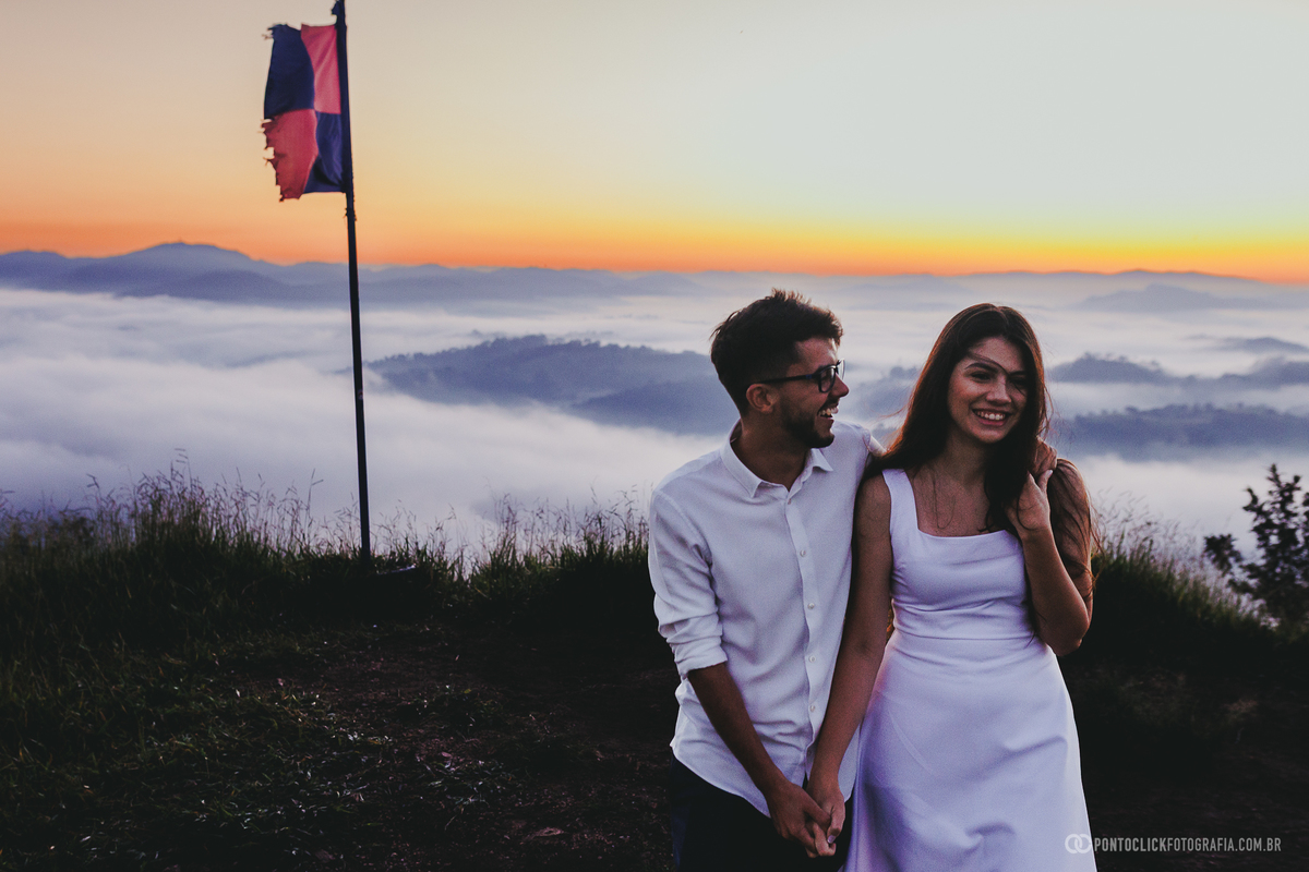 Paisagem no Morro do Capuava em Pirapora do Bom Jesus ao nascer do sol com mar de nuvens e montanhas ao fundo criando cenário natural amplo com luz dourada no horizonte