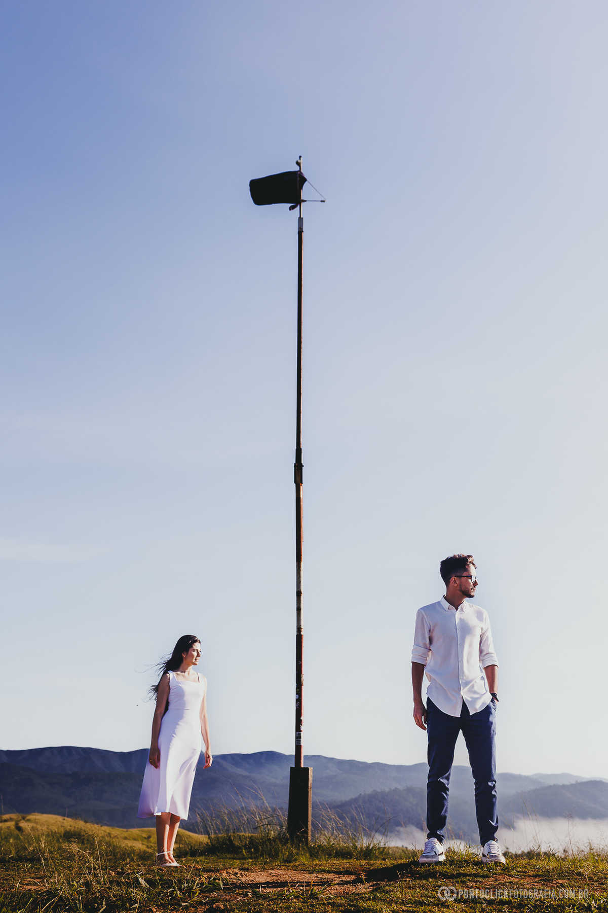 Casal em ensaio pré wedding no Morro do Capuava em Pirapora do Bom Jesus em retrato próximo com montanhas ao fundo e luz natural destacando expressão e conexão