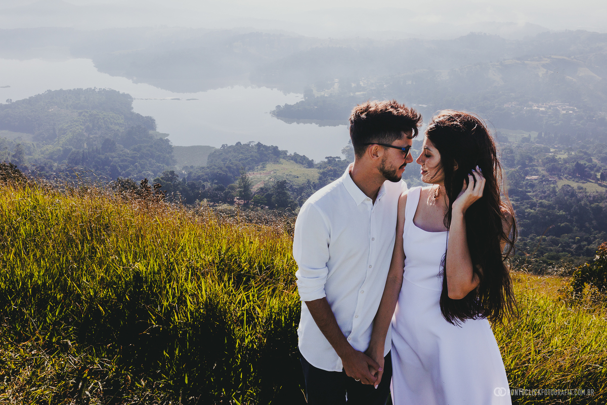 Paisagem no Morro do Capuava em Pirapora do Bom Jesus com árvore isolada e casal ao fundo criando cenário natural amplo com luz suave e composição equilibrada