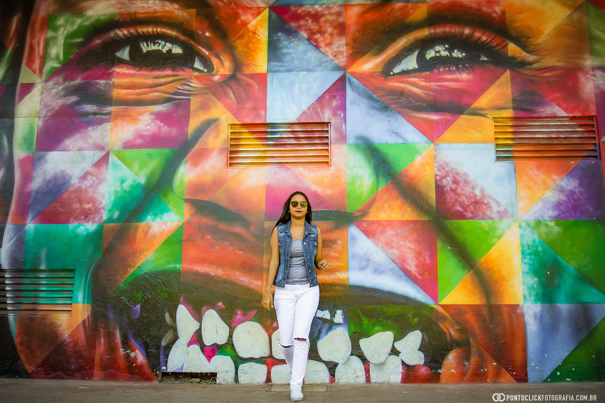 encostada na linda pintura do parque ibirapuera