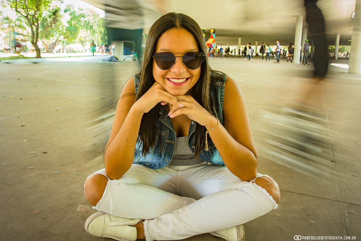 maos no queixo sentada no parque ibirapuera