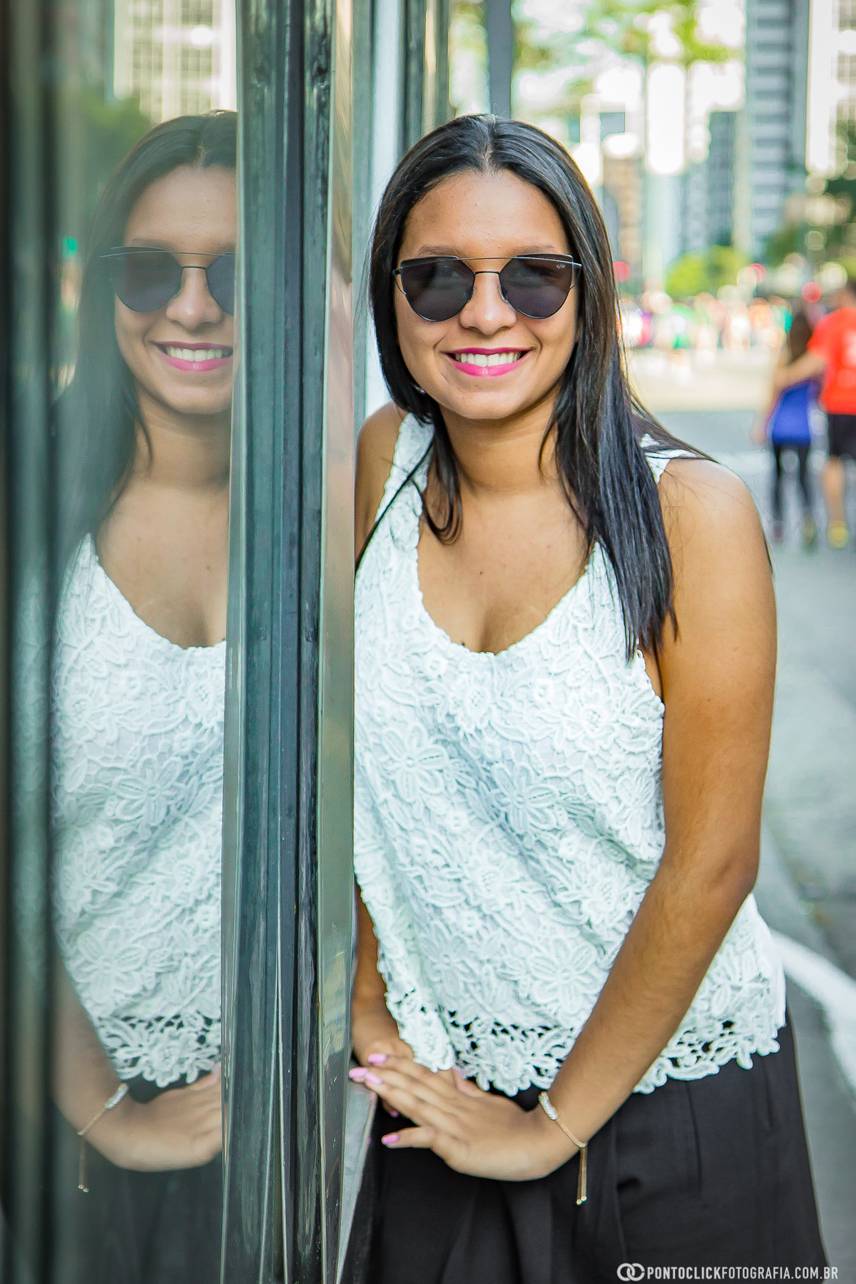 sorrinso e encostada na banca de jornal na avenida paulista