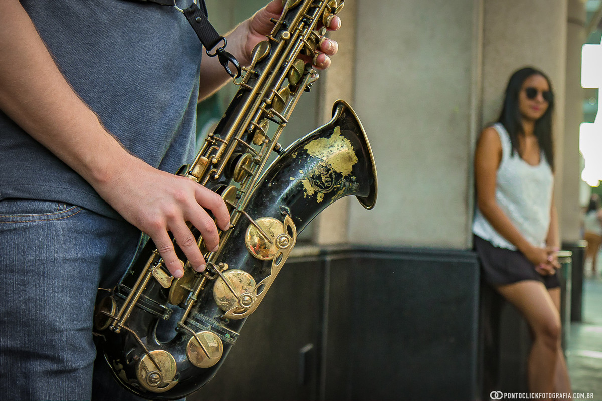 saxofone na frente  e ao fundo encostada na avenida paulista