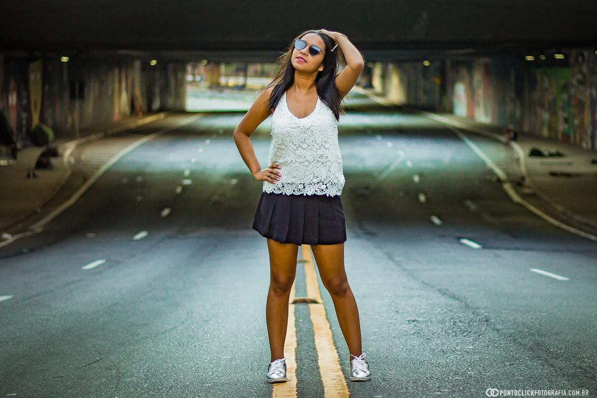 com a mao no cabelo na avenida paulista