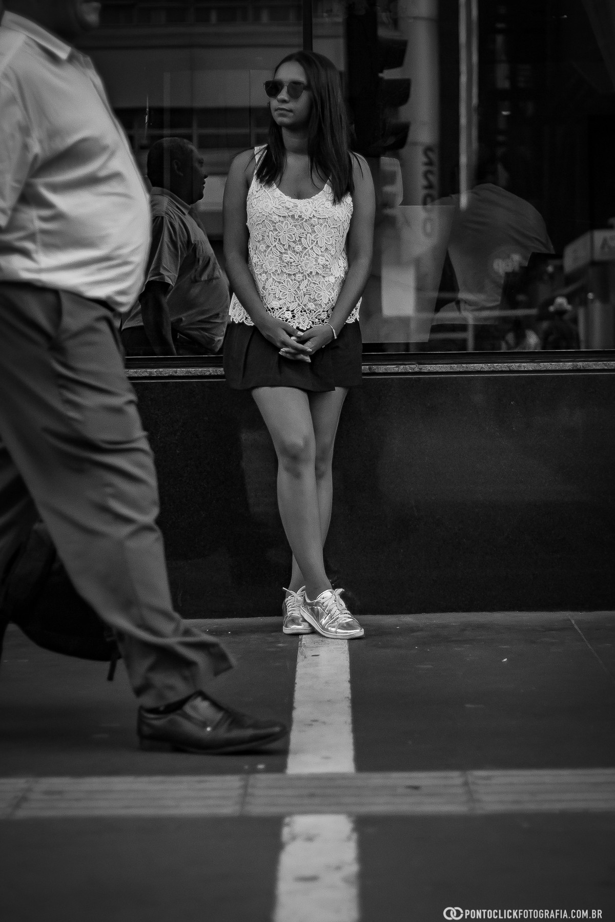 olhando para o horizonte na avenida paulsita e um homem andando