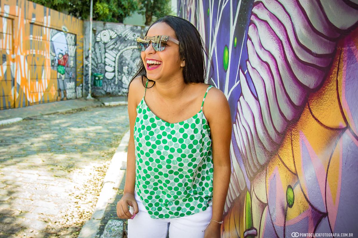 sorrindo muito no beco do batman