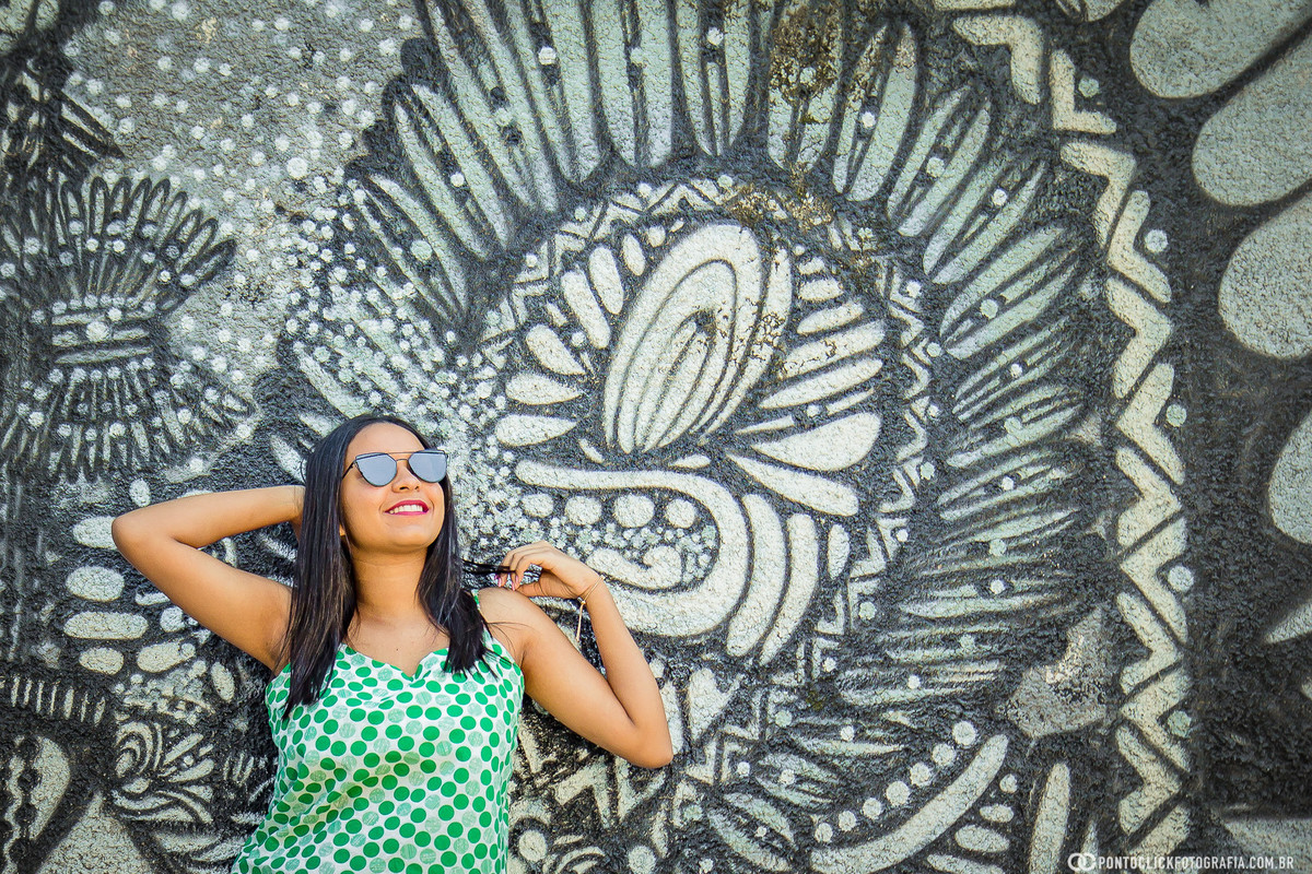 encostada na parede do beco do batman