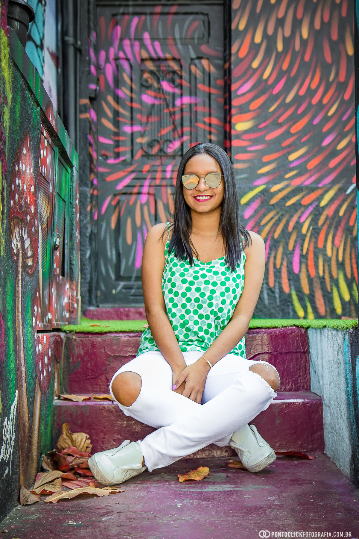 sentada na escada do beco do batman