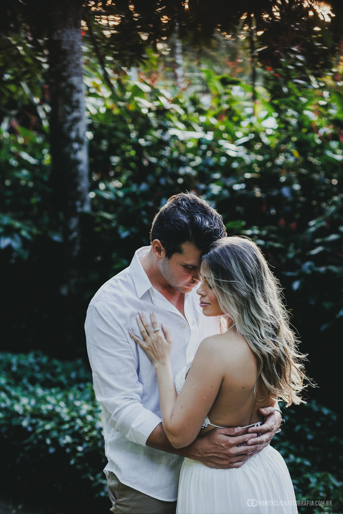 Ensaio pre wedding de Guilherme e Katioska realizado na praia do Guarujá com clima romântico em meio à natureza tropical, registrando momentos espontâneos do casal em um cenário intimista e elegante próximo ao litoral paulista.