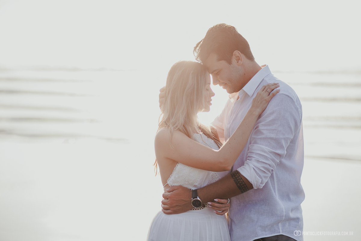 Fotos de pre wedding de Guilherme e Katioska no litoral de São Paulo com luz suave e clima romântico, destacando carinho, conexão e emoção do casal durante ensaio realizado na praia do Guarujá