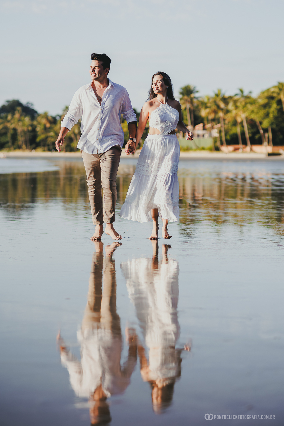 Ensaio pre wedding de Guilherme e Katioska no litoral paulista com paisagem natural da praia do Guarujá, registrando conexão, romantismo e momentos espontâneos do casal ao pôr do sol.