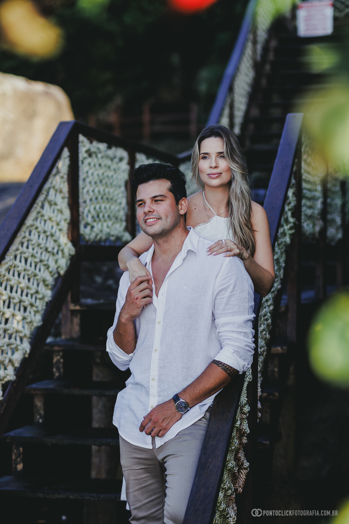 Ensaio fotográfico de casal realizado na praia do Guarujá com Guilherme e Katioska em cenário natural próximo à mata e ao mar, transmitindo romantismo, leveza e conexão antes do casamento