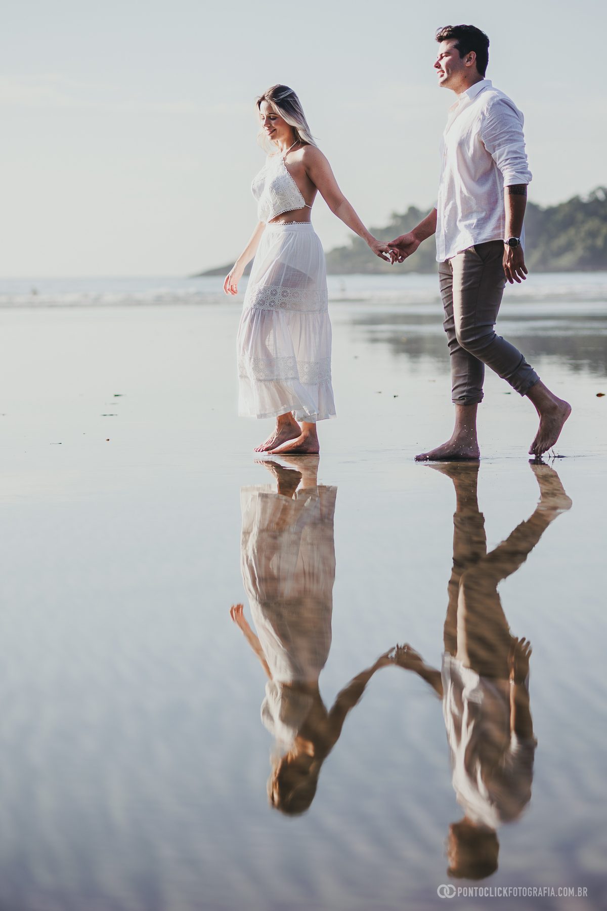 Ensaio pré casamento de Guilherme e Katioska em cenário tropical no Guarujá, com composição romântica próxima à natureza e clima leve para registrar momentos espontâneos do casal