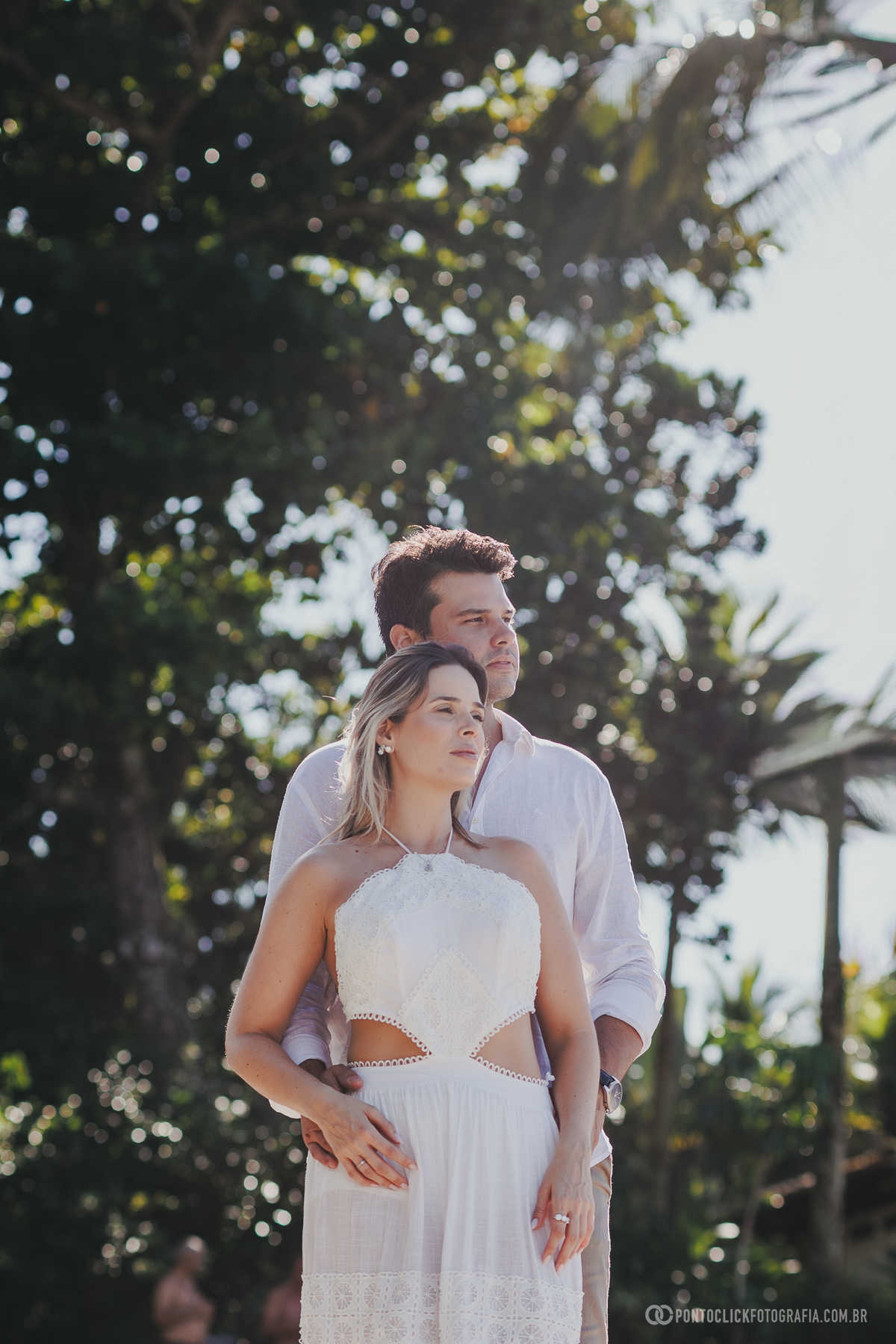 Ensaio pre wedding de Guilherme e Katioska realizado na praia do Guarujá com cenário tropical e clima romântico, destacando o casal em composição elegante próxima ao mar e à natureza do litoral paulista
