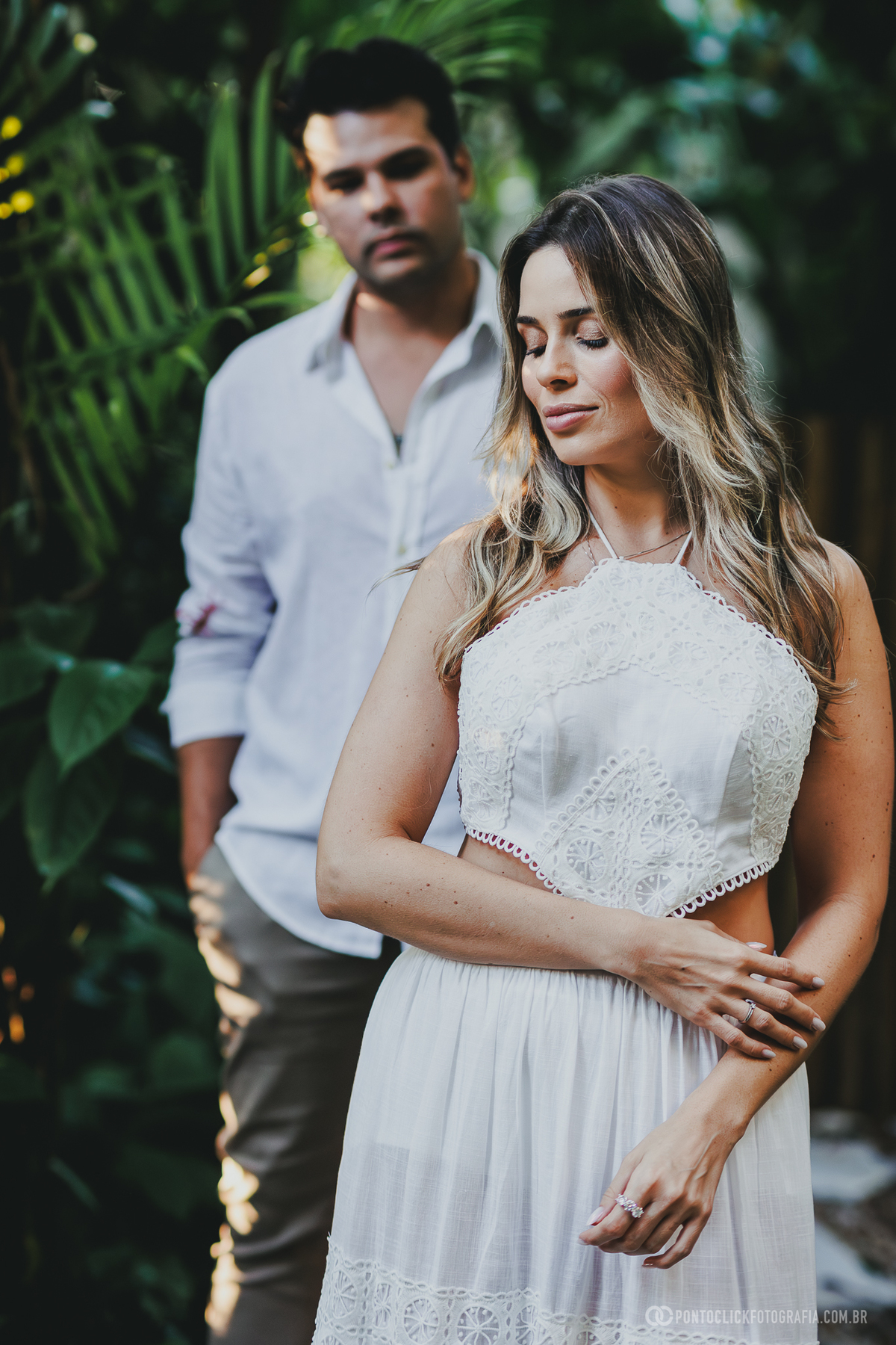 Fotos de pre wedding de Guilherme e Katioska no Guarujá em meio à natureza e vegetação tropical, destacando conexão, leveza e emoção do casal durante ensaio fotográfico romântico realizado próximo à praia.