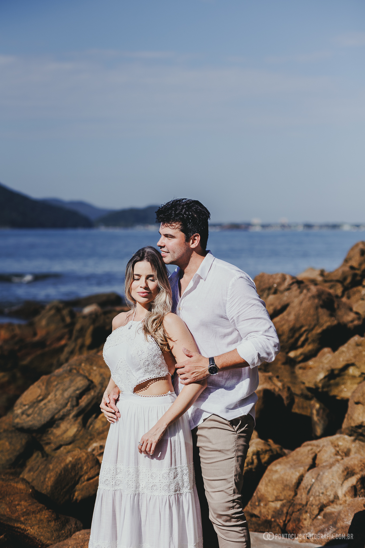 Fotografia pré casamento de Guilherme e Katioska no Guarujá com luz natural suave e cenário paradisíaco da praia, registrando conexão, romantismo e momentos espontâneos do casal ao entardecer