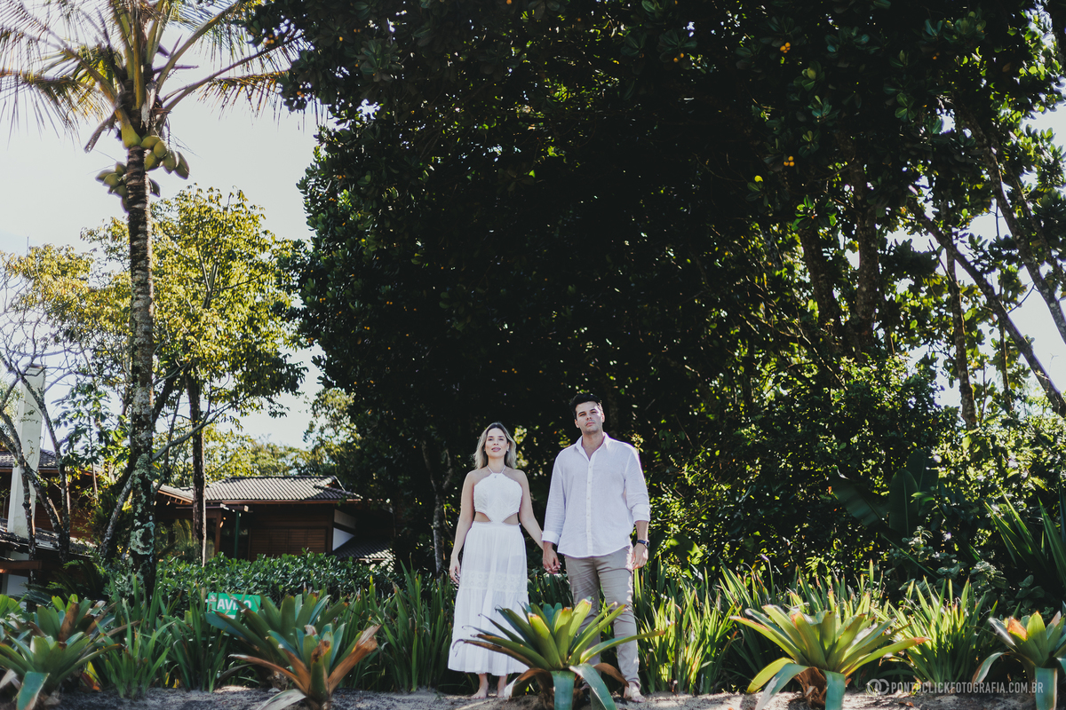Ensaio fotográfico pré casamento de Guilherme e Katioska em cenário tropical no Guarujá, valorizando natureza, luz natural e conexão do casal em ambiente elegante próximo à praia e ao litoral paulista