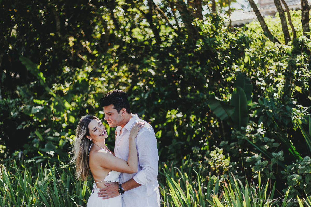Fotos românticas de Guilherme e Katioska durante ensaio pre wedding realizado no Guarujá, com cenário cercado pela natureza tropical e clima leve para registrar conexão e emoção do casal.
