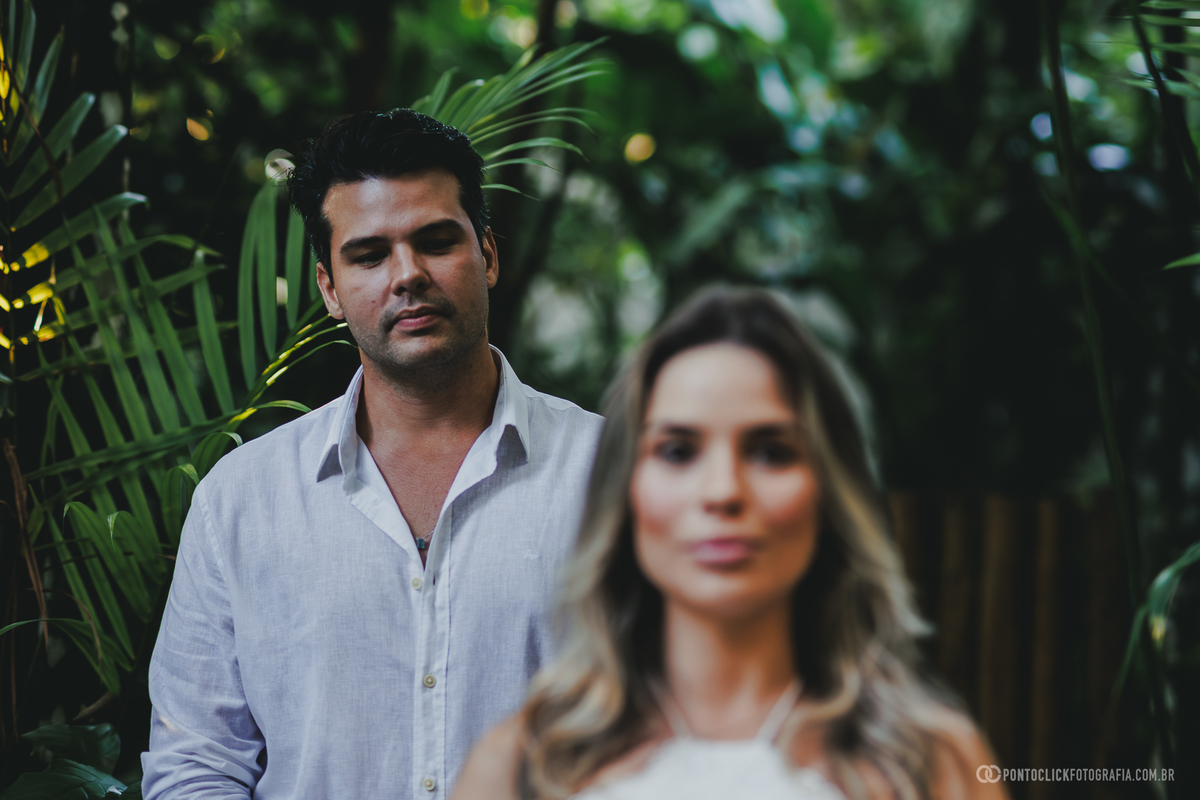 Ensaio fotográfico pré casamento de Guilherme e Katioska no Guarujá com composição artística e foco seletivo em ambiente natural, valorizando a conexão do casal em cenário tropical próximo ao litoral paulista.