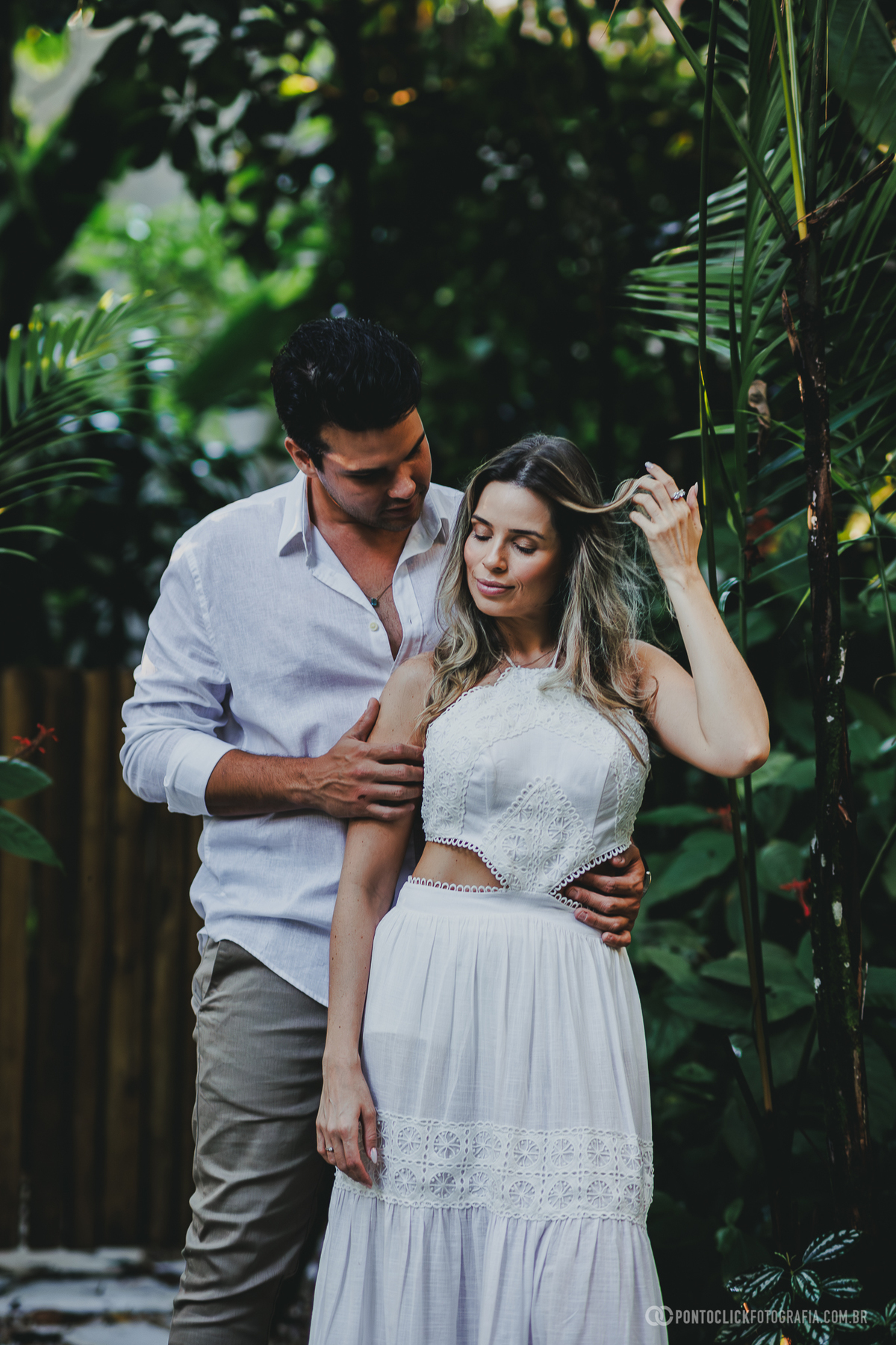 Ensaio pre wedding de Guilherme e Katioska realizado no Guarujá em cenário tropical cercado pela natureza, transmitindo romantismo, leveza e conexão em fotos espontâneas do casal antes do casamento.