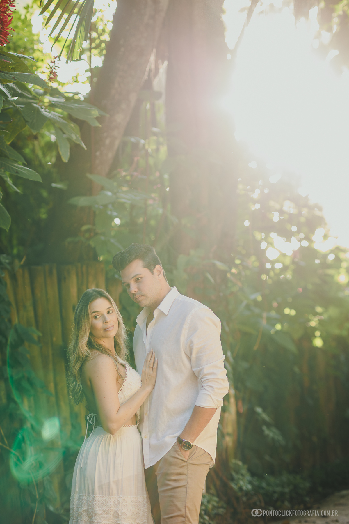 Fotografia de casal na praia do Guarujá durante ensaio pré wedding de Guilherme e Katioska com luz natural suave e clima romântico, destacando conexão e emoção em cenário tropical próximo ao mar.