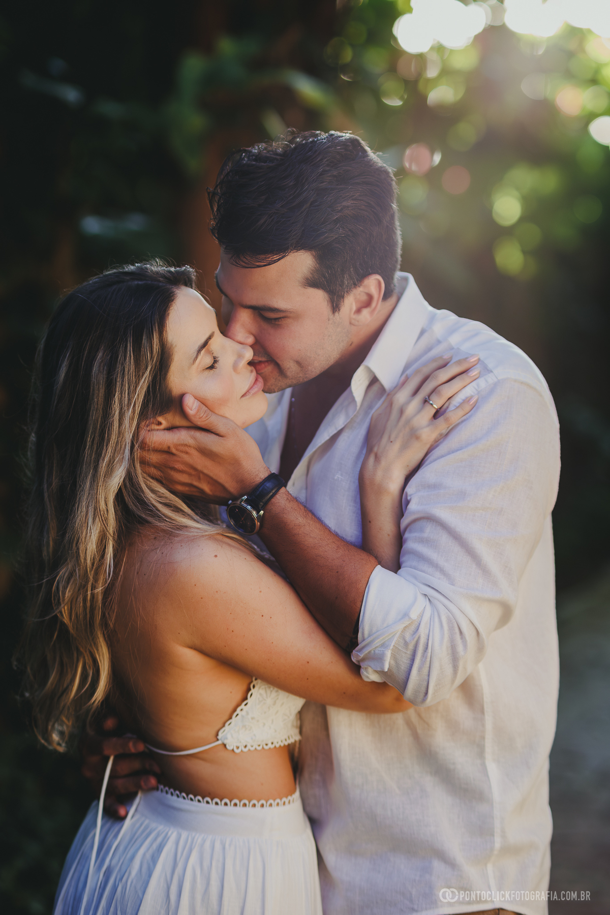 Ensaio pré casamento de Guilherme e Katioska realizado no Guarujá com fotografia romântica e luz natural ao entardecer, registrando carinho, conexão e momentos espontâneos do casal em clima leve e elegante.