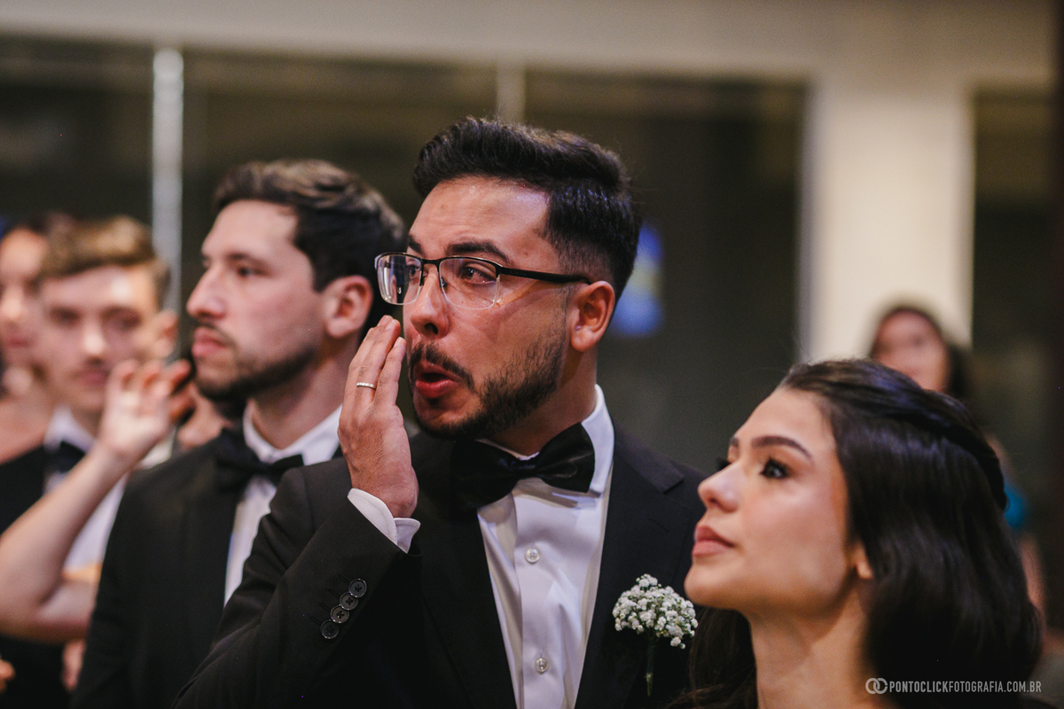 O padrinho se emociona ao ver a entrada da noiva na cerimônia de casamento, um dos momentos mais marcantes e inesquecíveis do grande dia. Fotógrafo de casamento Pontoclick Fotografia