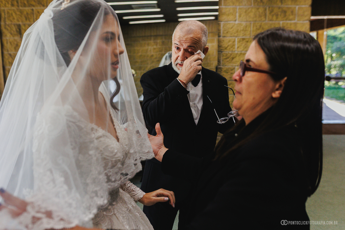 O pai da noiva se emociona nos instantes que antecedem a cerimônia, vivendo um momento inesquecível ao lado da família antes da entrada para o casamento. Fotógrafo de casamento Pontoclick Fotografia
