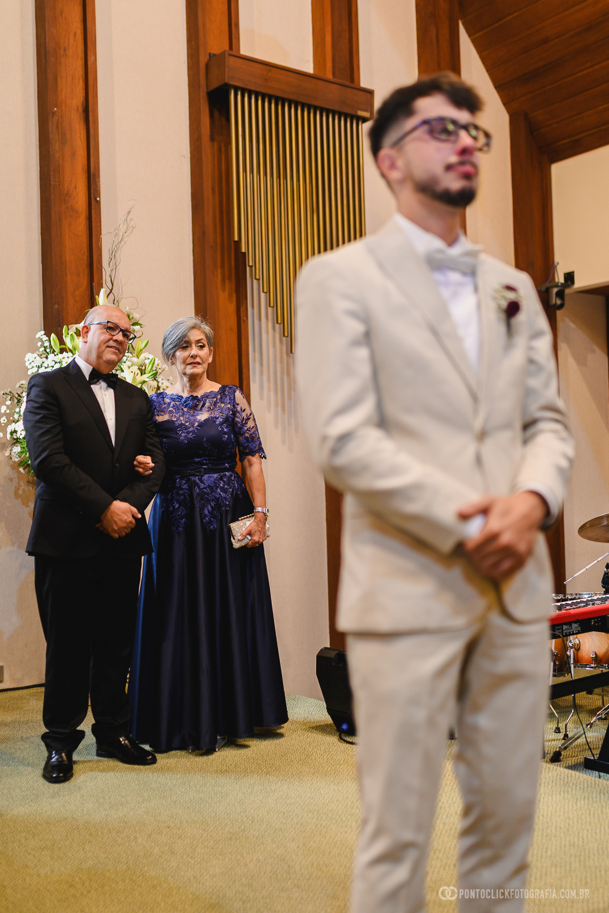 A entrada da noiva reúne olhares atentos e muita emoção durante a cerimônia, registrando um dos momentos mais aguardados e marcantes do casamento. Fotógrafo de casamento Pontoclick Fotografia.