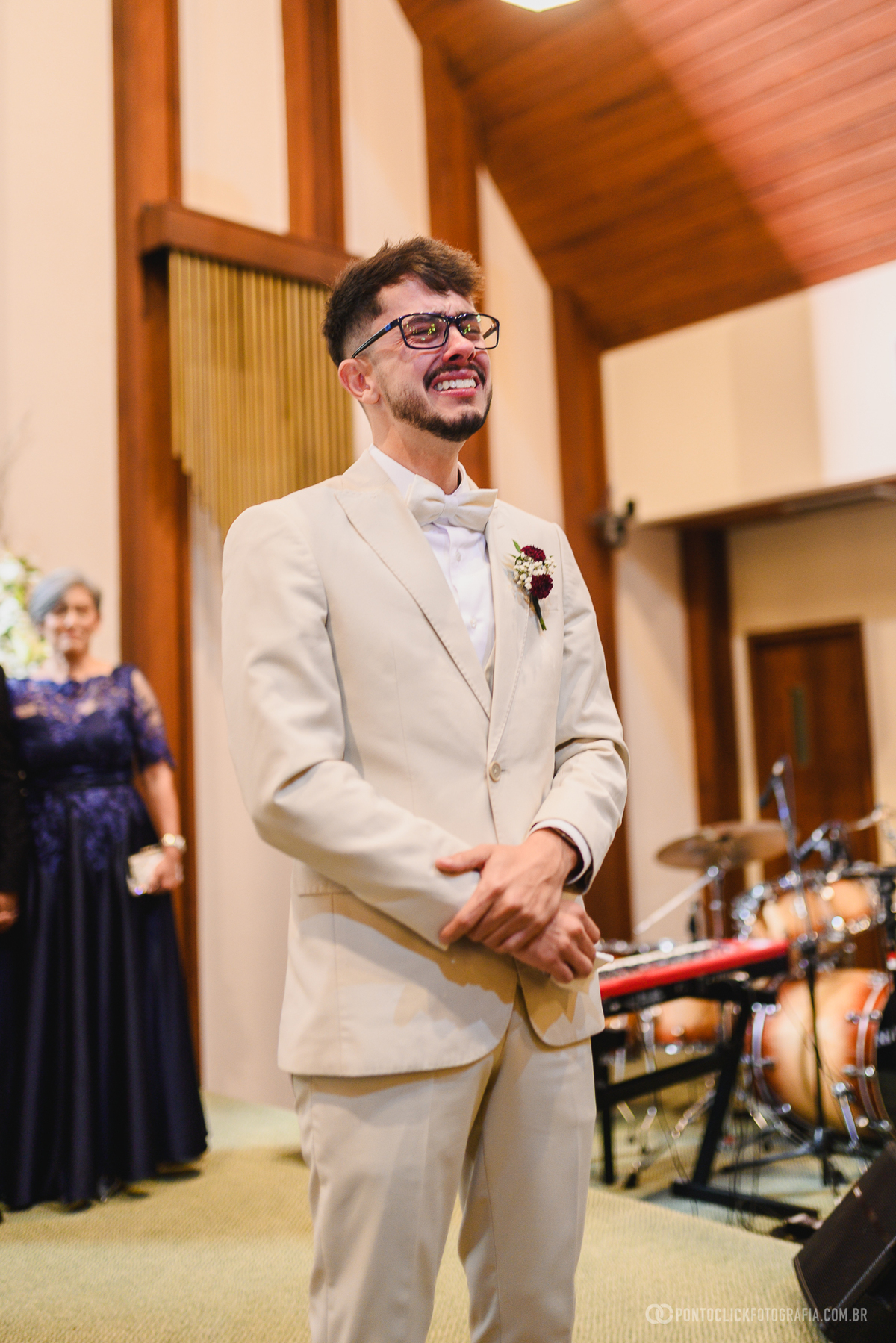 O noivo acompanha emocionado a entrada da noiva durante a cerimônia, eternizando um dos momentos mais especiais e inesquecíveis do casamento. Fotógrafo de casamento Pontoclick Fotografia