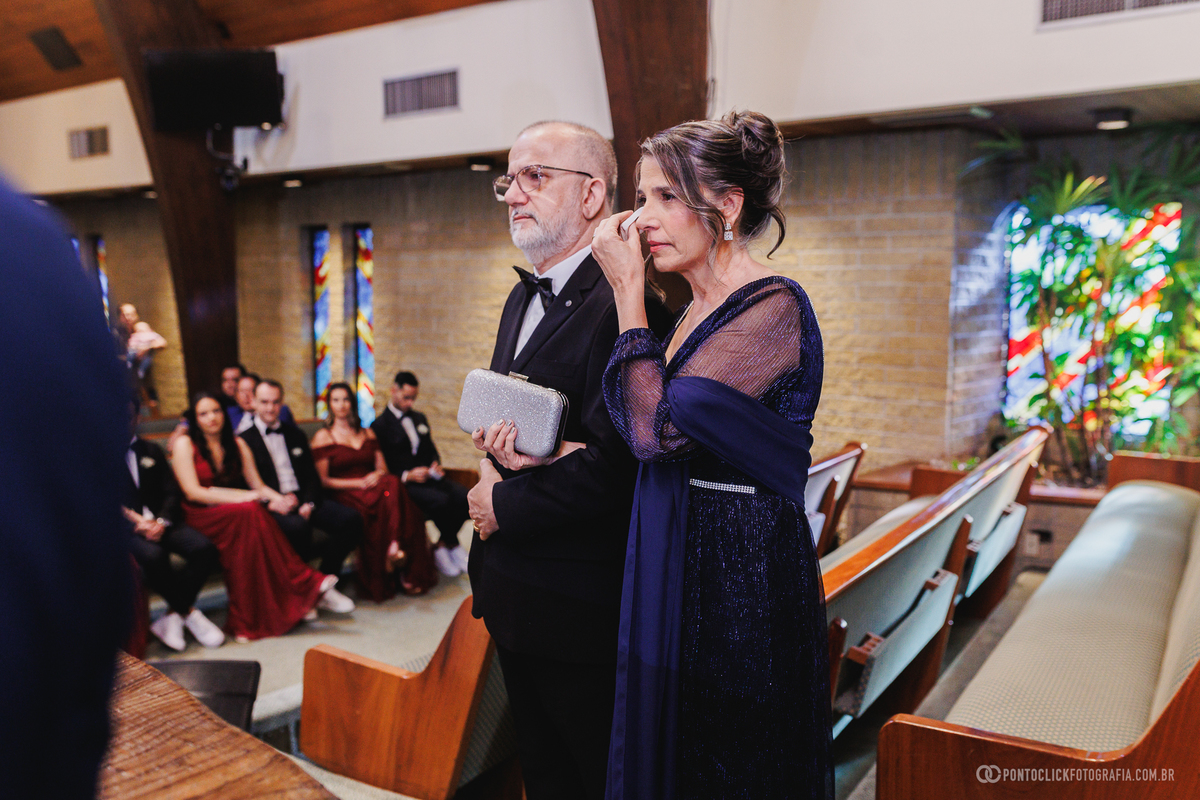 Um registro espontâneo dos convidados acompanhando atentamente a cerimônia de casamento, preservando toda a emoção vivida durante a celebração. Fotógrafo de casamento Pontoclick Fotografia.