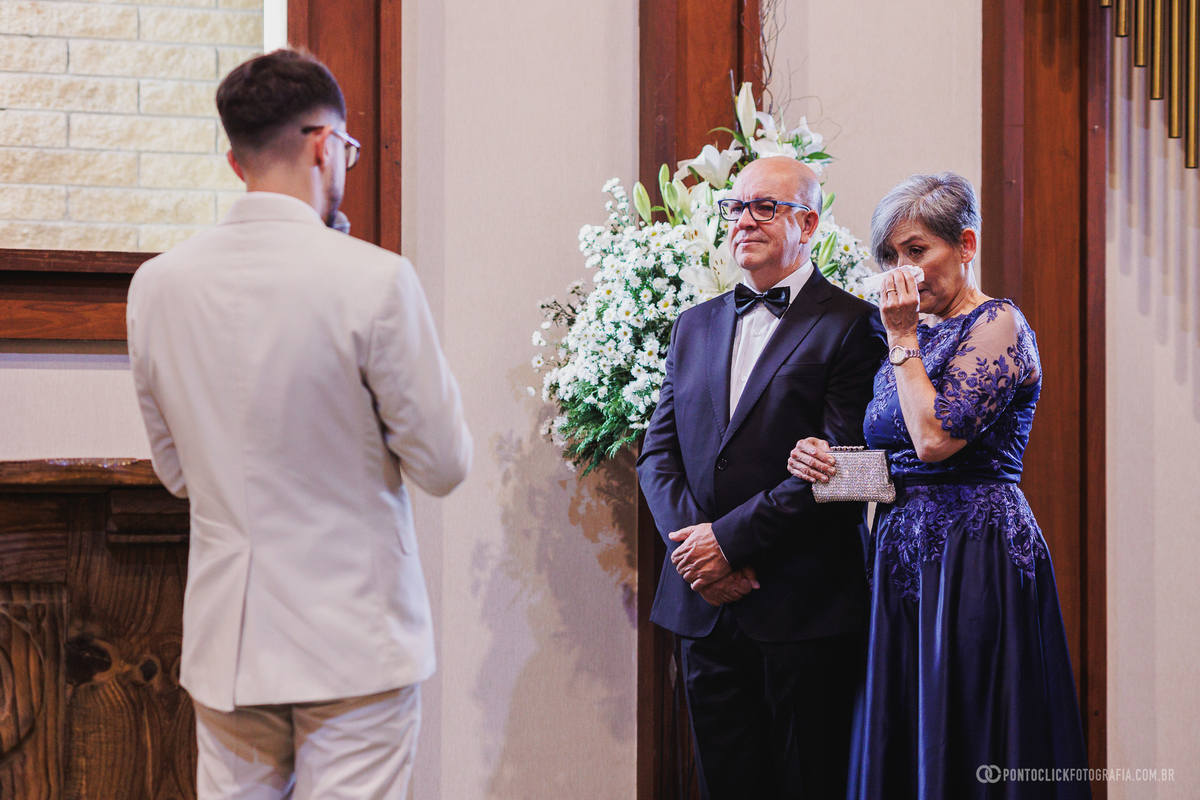Familiares acompanham cada momento da cerimônia de casamento com atenção e emoção, tornando a celebração ainda mais especial. Fotógrafo de casamento Pontoclick Fotografia.