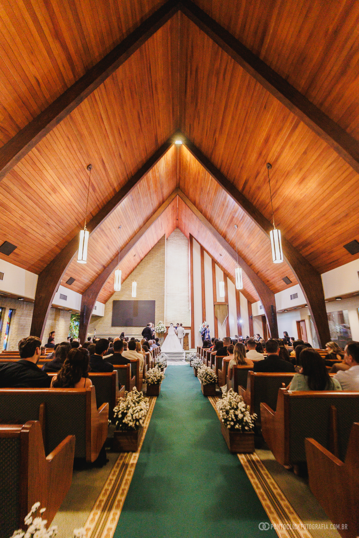 Fotografia ampla da cerimônia valorizando a arquitetura do ambiente e toda a atmosfera da celebração do casamento. Fotógrafo de casamento Pontoclick Fotografia.