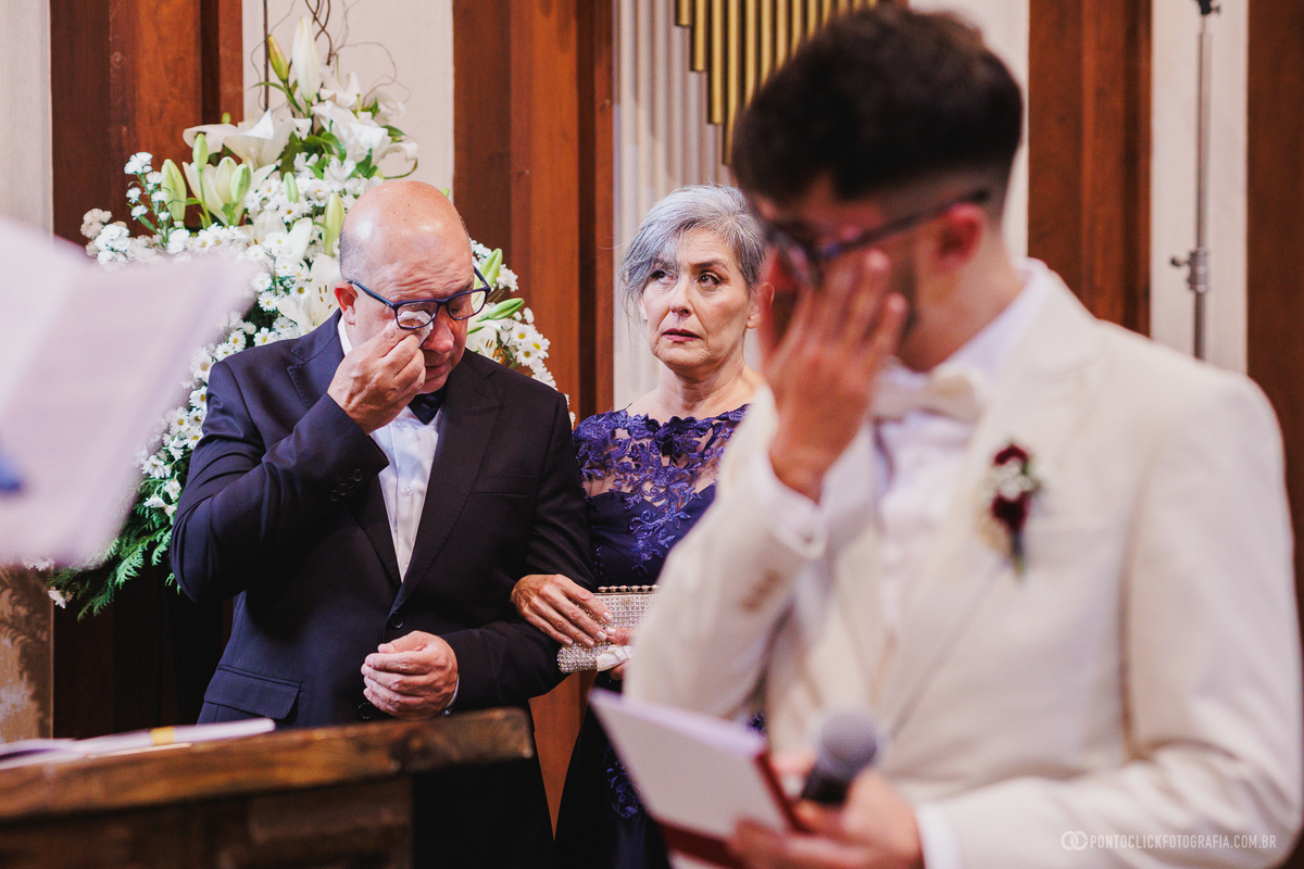 Um registro espontâneo dos convidados durante a cerimônia, revelando a emoção e o envolvimento de quem acompanha esse momento especial. Fotógrafo de casamento Pontoclick Fotografia.