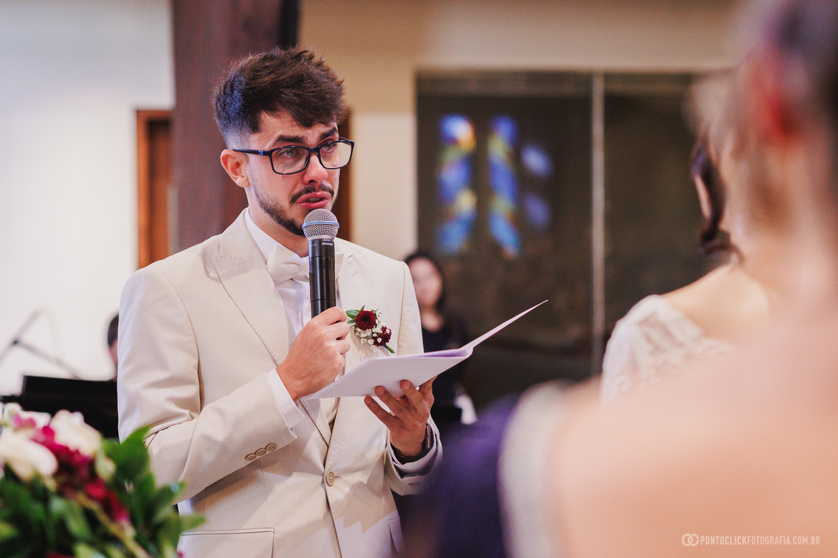 O noivo declara seus votos olhando para a noiva durante a cerimônia, registrando um momento de conexão, carinho e compromisso. Fotógrafo de casamento Pontoclick Fotografia.