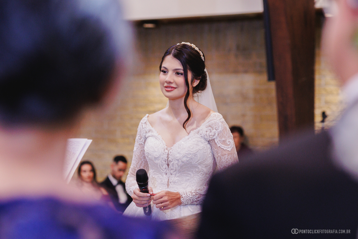 A noiva acompanha atentamente as palavras do noivo durante a troca de votos, eternizando um instante de emoção e cumplicidade. Fotógrafo de casamento Pontoclick Fotografia.