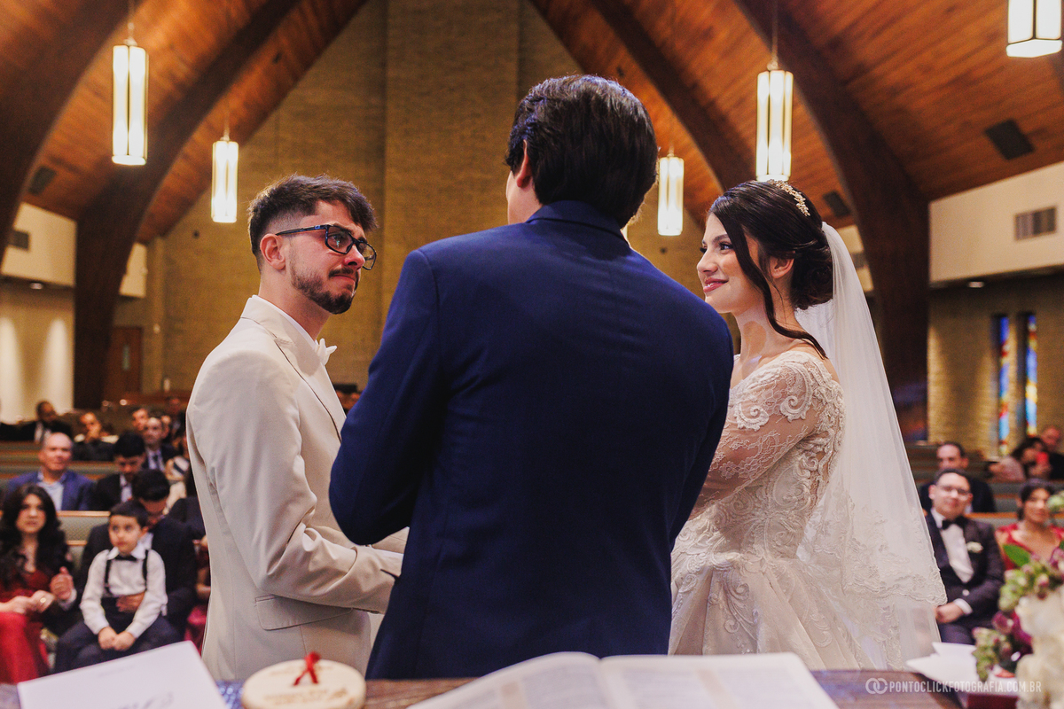 O casal troca sorrisos durante a cerimônia de casamento, encerrando esse momento com um registro leve, espontâneo e cheio de significado. Fotógrafo de casamento Pontoclick Fotografia.