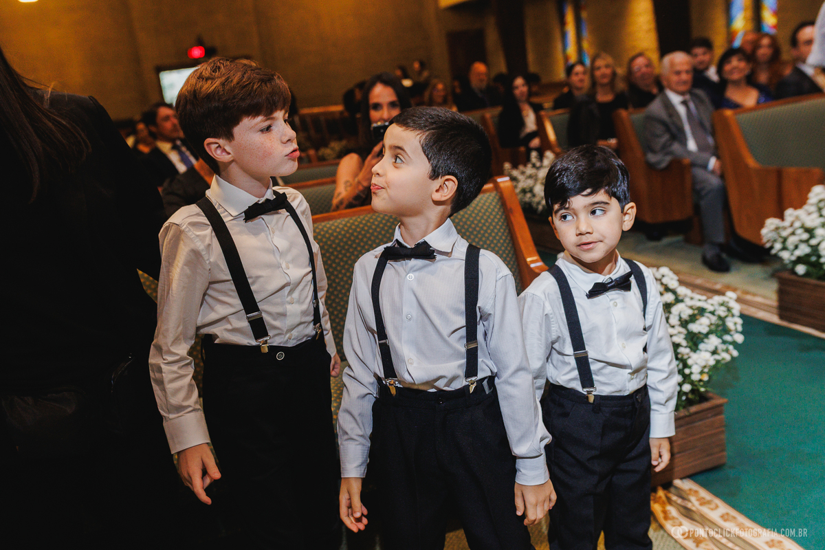 As crianças que participaram da cerimônia aguardam os próximos momentos do casamento em um registro espontâneo e cheio de personalidade. Fotógrafo de casamento Pontoclick Fotografia.