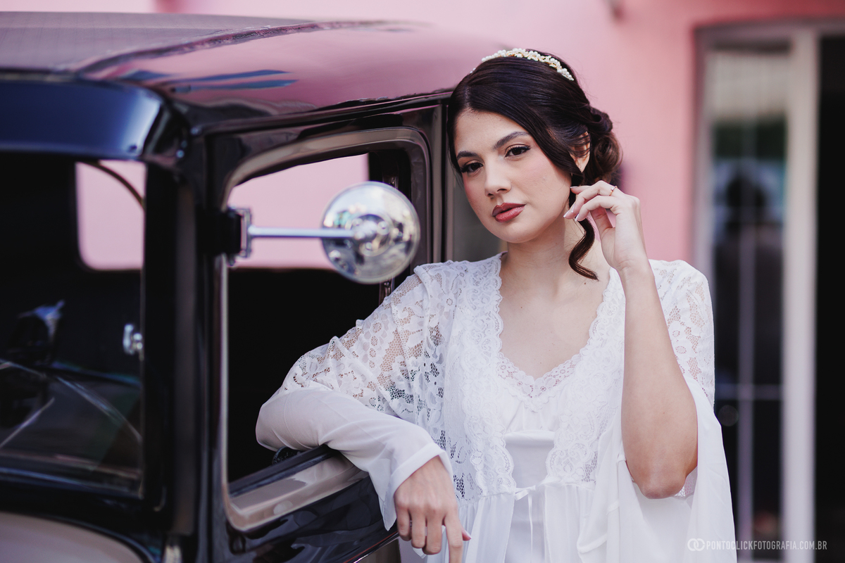 Retrato da noiva ao lado de um carro antigo, valorizando sua elegância e personalidade antes da cerimônia de casamento. Fotógrafo de casamento Pontoclick Fotografia