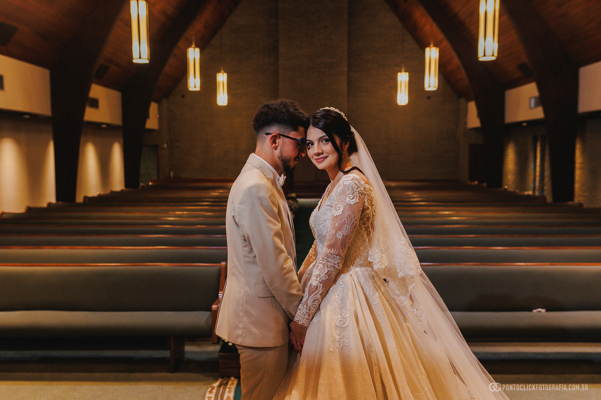 O casal posa na igreja logo após a cerimônia, em um retrato elegante que destaca a cumplicidade e a beleza desse momento especial. Fotógrafo de casamento Pontoclick Fotografia.