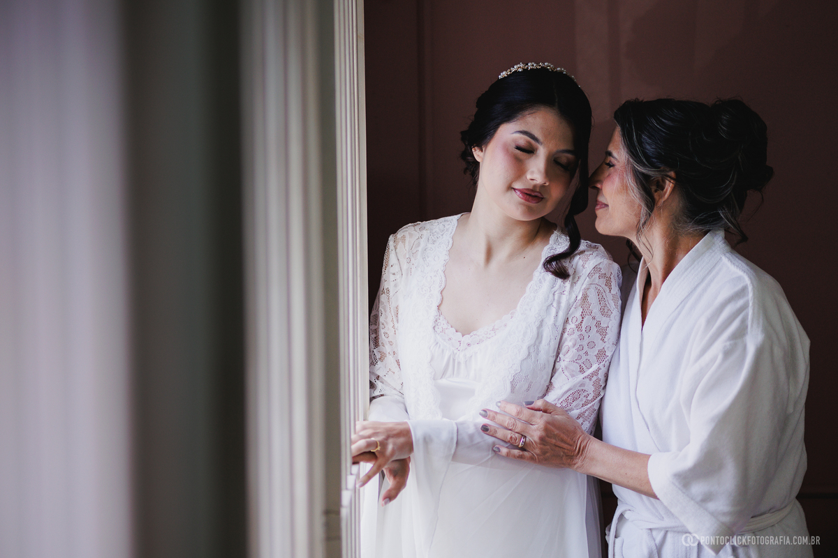 A noiva compartilha um momento de carinho e cumplicidade com sua mãe durante o making of. Um registro cheio de emoção antes do casamento. Fotógrafo de casamento Pontoclick Fotografia.