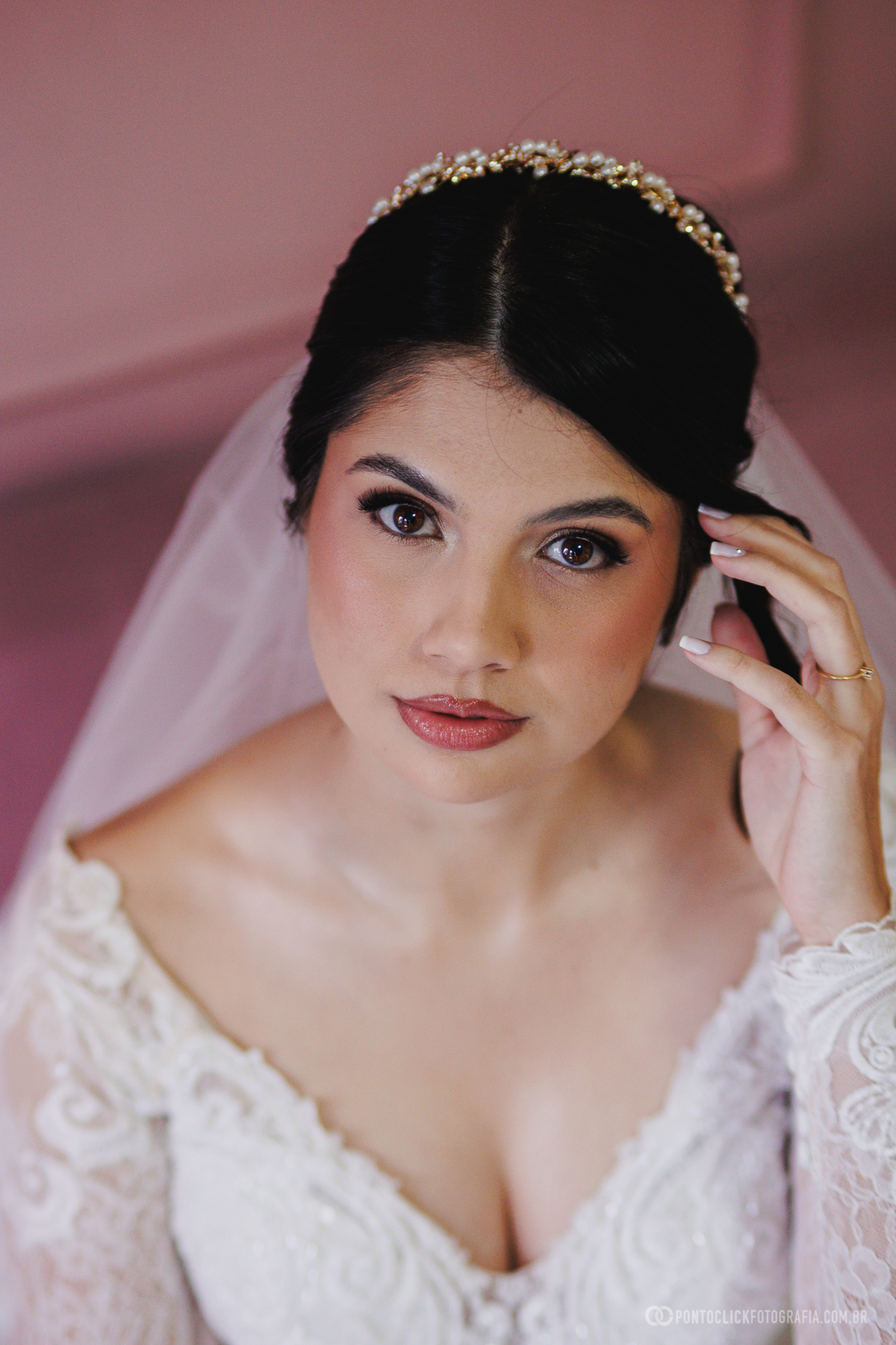 Retrato da noiva pronta para o casamento, destacando maquiagem, penteado e vestido em uma fotografia elegante e atemporal. Fotógrafo de casamento Pontoclick Fotografia.