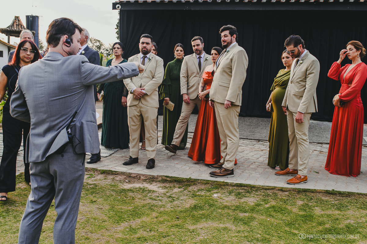 Padrinhos e madrinhas recebem orientações antes da cerimônia de casamento ao ar livre. Fotógrafo de casamento Pontoclick Fotografia.