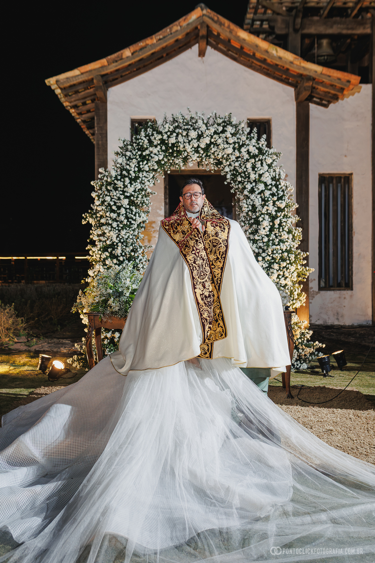 A noiva segura o microfone e lê seus votos olhando para o noivo durante a cerimônia. Fotógrafo de casamento Pontoclick Fotografia